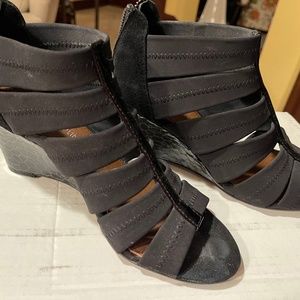 Donald Pliner size 7 black shoe